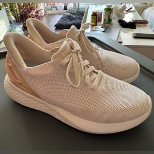 Kizik sneakers / running shoes - womens 8 wide